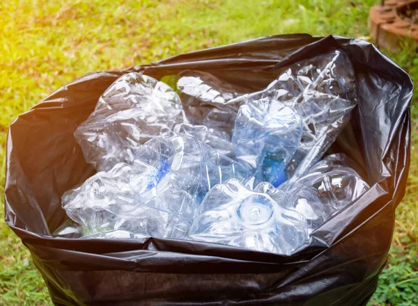 Műanyag Palackok Fekete Szemeteszsákban Újrahasznosításra Várva — Stock Fotó