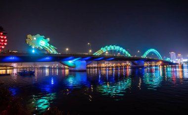 Da Nang 'daki Ejderha Köprüsü şehrin turistik aktiviteleri için çok önemli..