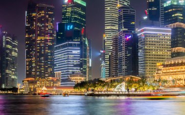 Singapur şehir parkındaki turistik gösteriler, Asya iş konsepti imajı, Singapur 'daki panoramik modern şehir manzarası.