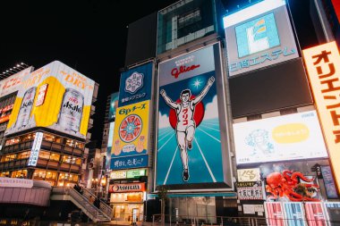 Osaka, Japonya 17 Aralık: Dotonbori, Japonya 'nın Osaka kentindeki Dotonbori' nin en ünlü gece hayatı ve turist besin bölgesi..