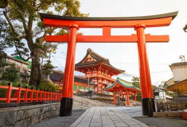 Fushimi Inari Taisha 'nın (Fushimi Inari Tapınağı) en güzel bakış açısı Japonya' nın Kyoto kentinde popüler bir turizm merkezidir..