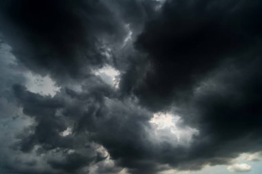  Fırtınalı bulutlu karanlık bir gökyüzü. Dramatik gökyüzü, fırtınadan önce kara bulutlar.