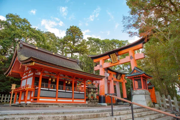伏見稲荷大社 ふしみいなりたいしゃ の最も美しい眺めは 京都の人気観光地です — ストック写真
