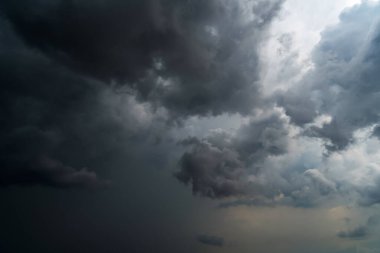 Fırtınalı bulutlu karanlık bir gökyüzü. Dramatik gökyüzü, fırtınadan önce kara bulutlar.