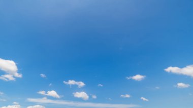 Açık mavi gökyüzü ve bulutların panoramik görüntüsü, küçük bulutlu mavi gökyüzü arkaplanı. Mavi gökyüzünde beyaz kabarık bulutlar. Gökyüzünün ve bulutların büyüleyici güzelliğini gösteren büyüleyici stok fotoğrafı..