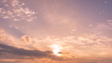  Günbatımının panoramik görüntüsü altın ve mavi gökyüzü arka plan. Gün batımında bulutlu renkli dramatik gökyüzü. Günbatımında bulutlu arka plan..