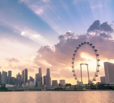  Geceleyin Singapur şehir parkında turistler, Singapur 'da peyzaj limanı.