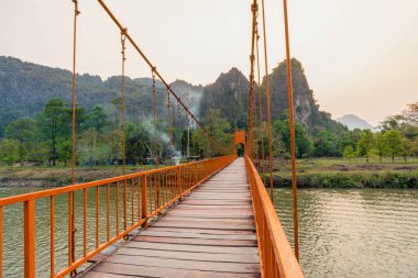 Turuncu köprü üzerinde şarkı nehir Vang Vieng, Laos dönüm noktası 