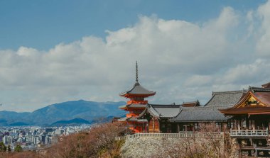 Kiyomizu-dera Tapınağı 'nın en güzel manzarası Japonya' nın Kyoto kentindeki popüler bir turizm merkezidir..