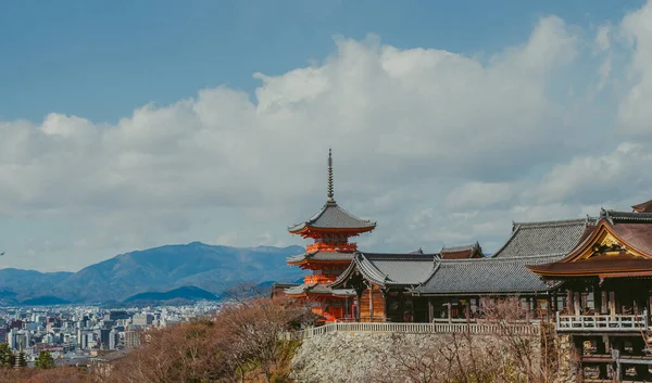 Kiyomizu-dera Tapınağı 'nın en güzel manzarası Japonya' nın Kyoto kentindeki popüler bir turizm merkezidir..