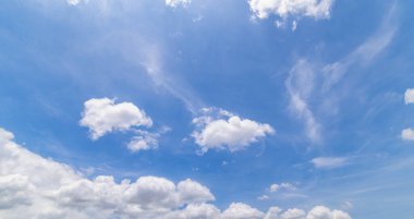 Açık mavi gökyüzü ve bulutların panoramik görüntüsü, küçük bulutlu mavi gökyüzü arkaplanı. Mavi gökyüzünde beyaz kabarık bulutlar. Gökyüzünün ve bulutların büyüleyici güzelliğini gösteren büyüleyici stok fotoğrafı..