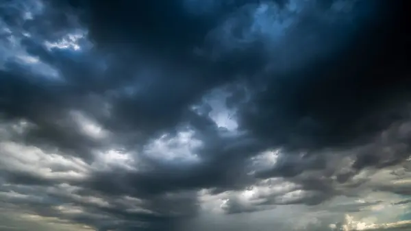 乌云密布的夜空 戏剧化的天空雨 雷雨前的乌云 — 图库照片
