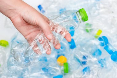 Siyah çöp torbalarındaki plastik şişeler geri dönüşüm için alınmayı bekliyor..