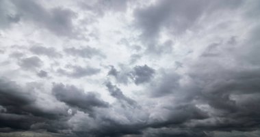 Açık mavi gökyüzü ve bulutların panoramik görüntüsü, küçük bulutlu mavi gökyüzü arkaplanı. Mavi gökyüzünde beyaz kabarık bulutlar. Gökyüzünün ve bulutların büyüleyici güzelliğini gösteren büyüleyici stok fotoğrafı..