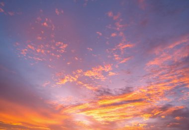 Gün batımının panoramik görüntüsü altın ve mavi gökyüzü doğa arka planı. Gün batımında bulutlu renkli dramatik gökyüzü. Arka plan. Gün batımında bulutlu..