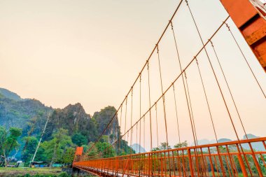 Turuncu köprü üzerinde şarkı nehir Vang Vieng, Laos dönüm noktası 