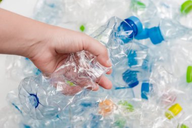 Siyah çöp torbalarındaki plastik şişeler geri dönüşüm için alınmayı bekliyor..