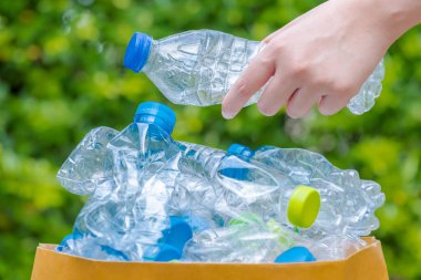 Plastik şişeler geri dönüşümü bekliyor..