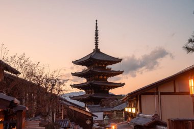 Yasaka Pagoda (Hokanji Tapınağı), Yasaka Kulesi ve Yasaka-no-to olarak da bilinen Japonya 'nın başkenti Kyoto' da yer alan bir Budist tapınağıdır..