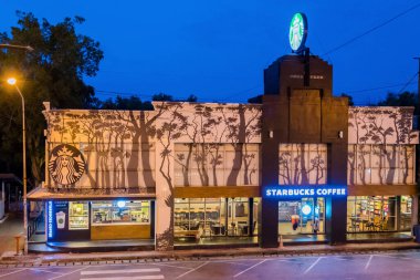 Bangkok, Tayland - 8 Ekim: Tayland 'da Bangkok ve Pattaya arasındaki otoban dinlenme yerinde bulunan Starbucks Kafe.