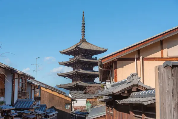 Yasaka Pagoda (Hokanji Tapınağı), Yasaka Kulesi ve Yasaka-no-to olarak da bilinen Japonya 'nın başkenti Kyoto' da yer alan bir Budist tapınağıdır..