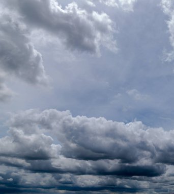 Fırtınalı bulutlu karanlık bir gökyüzü. Dramatik gökyüzü yağmuru, fırtına öncesi kara bulutlar..