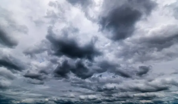 Σκοτεινός Ουρανός Θυελλώδη Σύννεφα Δραματική Βροχή Του Ουρανού Μαύρα Σύννεφα Φωτογραφία Αρχείου