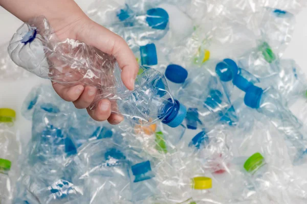 Siyah çöp torbalarındaki plastik şişeler geri dönüşüm için alınmayı bekliyor..