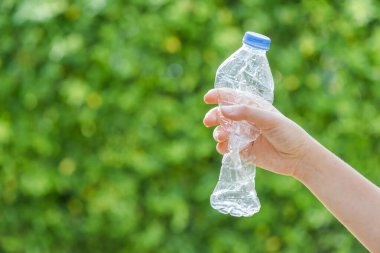 Plastik şişeler geri dönüşümü bekliyor..