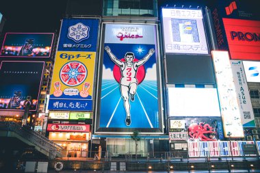 Osaka, Japonya 17 Aralık: Dotonbori, Japonya 'nın Osaka kentindeki Dotonbori' nin en ünlü gece hayatı ve turist besin bölgesi..