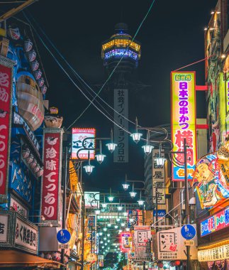 Osaka, Japonya -2 Aralık - Shinsekai ünlü aşçılık bölgesi Osaka, Tsutenkaku Kulesi 'nden gökdelen manzarası sunar, Shinsekai (Yeni Dünya) Güney Osaka' nın şehir merkezi Minami 'nin hemen yanında yer alan eski bir mahalledir..