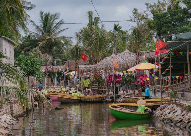 Da nang, VIETNAM - Mayıs 04: Hoi An, Vietnam 'da bambu sepetine binen turistler (Cam Thanh su hindistan cevizi köyü )