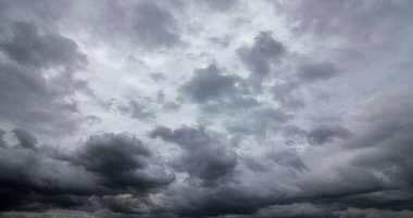 Fırtınalı bulutlu karanlık bir gökyüzü. Dramatik gökyüzü yağmuru, fırtına öncesi kara bulutlar..