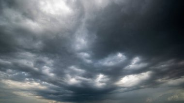 Fırtınalı bulutlu karanlık bir gökyüzü. Dramatik gökyüzü yağmuru, fırtına öncesi kara bulutlar..