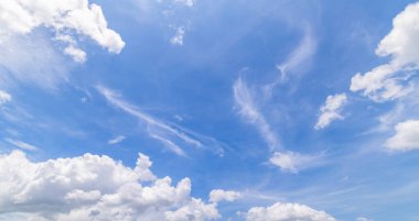 Açık mavi gökyüzü ve bulutların panoramik görüntüsü, küçük bulutlu mavi gökyüzü arkaplanı. Mavi gökyüzünde beyaz kabarık bulutlar. Gökyüzünün ve bulutların büyüleyici güzelliğini gösteren büyüleyici stok fotoğrafı..