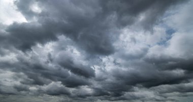 Fırtınalı bulutlu karanlık bir gökyüzü. Dramatik gökyüzü yağmuru, fırtına öncesi kara bulutlar..