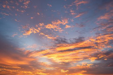  Fırtınalı bulutlu karanlık bir gökyüzü. Dramatik gökyüzü yağmuru, fırtına öncesi kara bulutlar..
