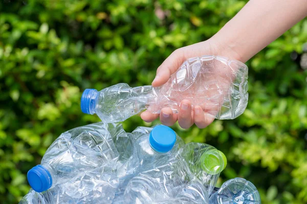 Siyah çöp torbalarındaki plastik şişeler geri dönüşüm için alınmayı bekliyor..