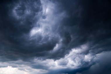  Fırtınalı bulutlu karanlık bir gökyüzü. Dramatik gökyüzü yağmuru, fırtına öncesi kara bulutlar..