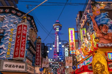 Osaka, Japonya -2 Aralık - Shinsekai ünlü aşçılık bölgesi Osaka, Tsutenkaku Kulesi 'nden gökdelen manzarası sunar, Shinsekai (Yeni Dünya) Güney Osaka' nın şehir merkezi Minami 'nin hemen yanında yer alan eski bir mahalledir..