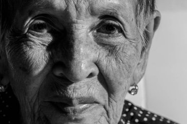 Yalnız yaşlı kadın, yaşlı yaşlı kadın, duygular, düşünceli, portre üzgün depresif, bekle, kasvetli, endişeli, yüzünü kapatan, insan yüzü ifadeleri, (bunama ve Alzheimer hastalığı))