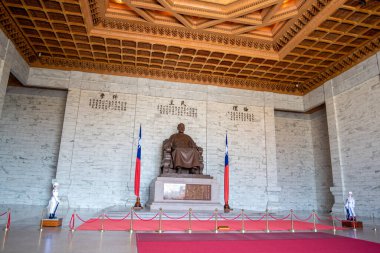 Taipei, TAIWAN - 18 Kasım: Tayvan 'daki turistik merkezin simgesi olan Ulusal Chiang Kai-shek Anıt Salonu' nun ana kapısı.