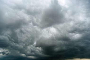 Fırtınalı bulutlu karanlık bir gökyüzü. Dramatik gökyüzü yağmuru, fırtına öncesi kara bulutlar..