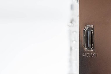 Beyaz arkaplan üzerindeki Hdmi video kartını kapat (kart görüntüsü).