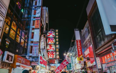 Osaka, Japonya 17 Aralık: Dotonbori, Japonya 'nın Osaka kentindeki Dotonbori' nin en ünlü gece hayatı ve turist besin bölgesi..