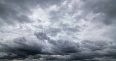  Fırtınalı bulutlu karanlık bir gökyüzü. Dramatik gökyüzü yağmuru, fırtına öncesi kara bulutlar..