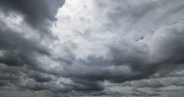 Günbatımının panoramik görüntüsü altın ve mavi gökyüzü arka plan. Gün batımında bulutlu renkli dramatik gökyüzü. Günbatımında bulutlu arka plan..