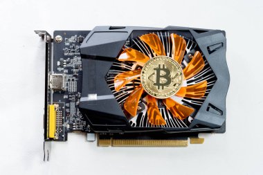 bir video kartı (ekran kartı) beyaz arka plan üzerinde kapat.