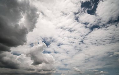 Günbatımının panoramik görüntüsü altın ve mavi gökyüzü arka plan. Gün batımında bulutlu renkli dramatik gökyüzü. Günbatımında bulutlu arka plan..