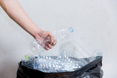 Siyah çöp torbalarındaki plastik şişeler geri dönüşüm için alınmayı bekliyor..
